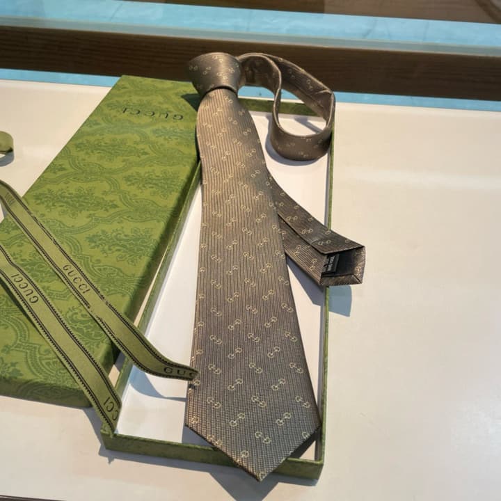 Gucci Men's Jacquard Silk Tie in Black Gg Pattern