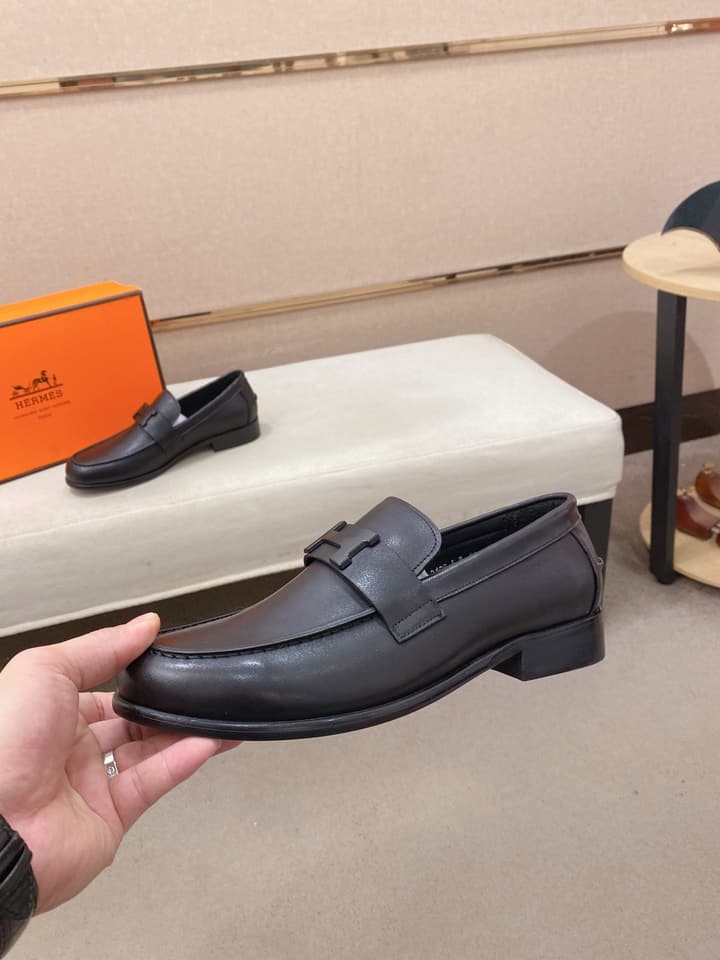 Hermès Business Casual Leather Loafers in Black Leather