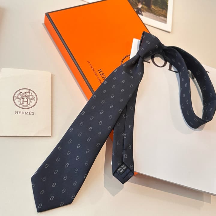 Hermès Men's Winter Anchor Chain Silk Tie – New Collection in Black