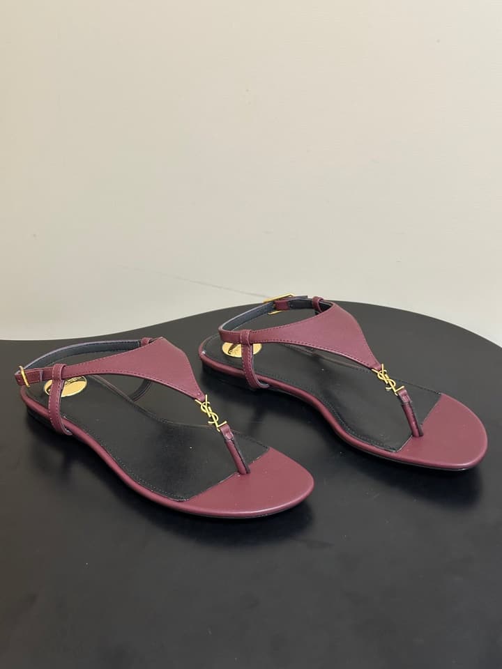Saint Laurent Classic YSL Logo Flat Sandals – Spring/Summer Collection – 26S in Black
