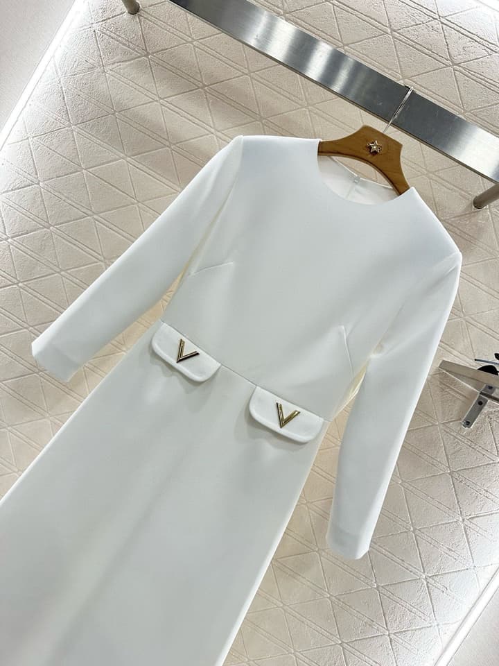 Valentino Acetate Pocket Maxi Dress – 2025 New Arrival in Classic White