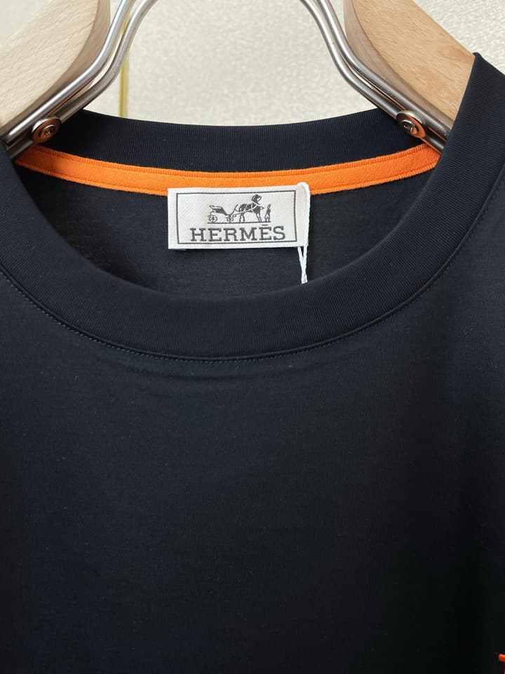 Hermès Men's Casual Short-Sleeve T-Shirt in Black Abstract Crew Neck