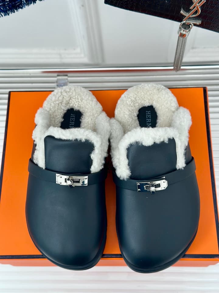 Hermès Kelly Buckle Furry Slippers – Autumn/Winter Collection in Black Suede With White Fur