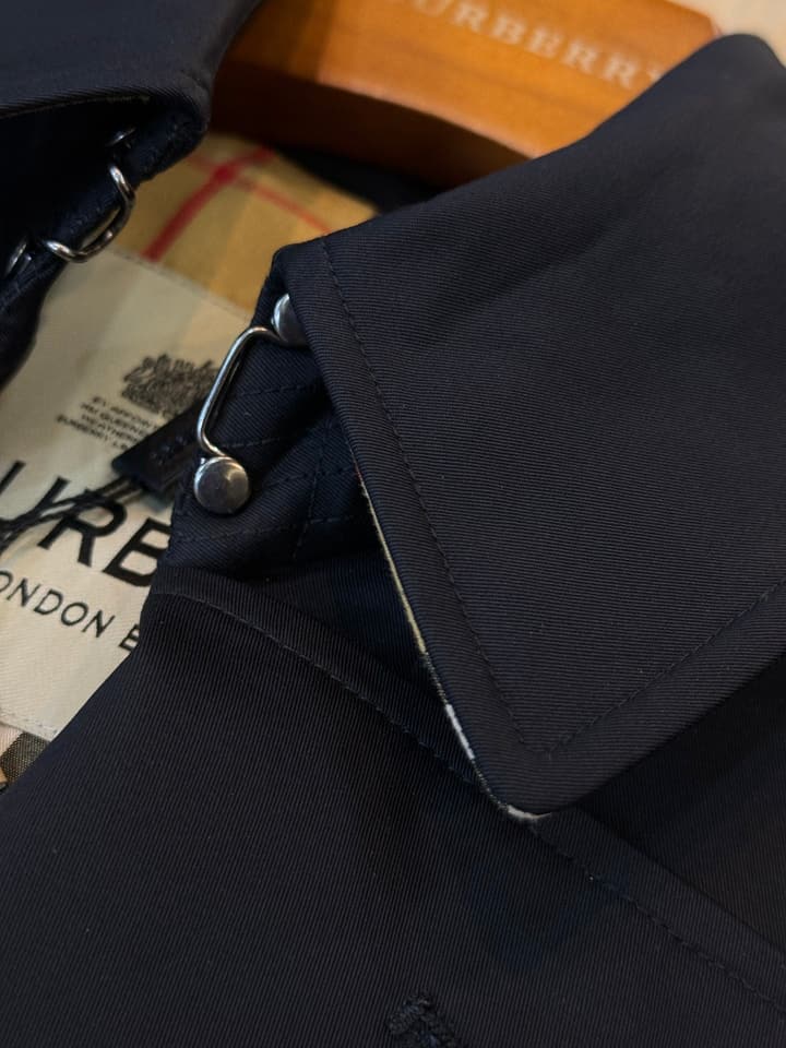 Burberry Kensington Heritage Short Trench Coat in Classic Black Trench