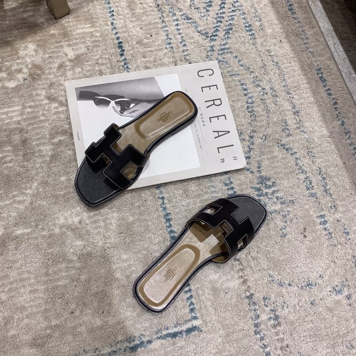 Hermès Oasis H Flat Sandals in Taupe Strap