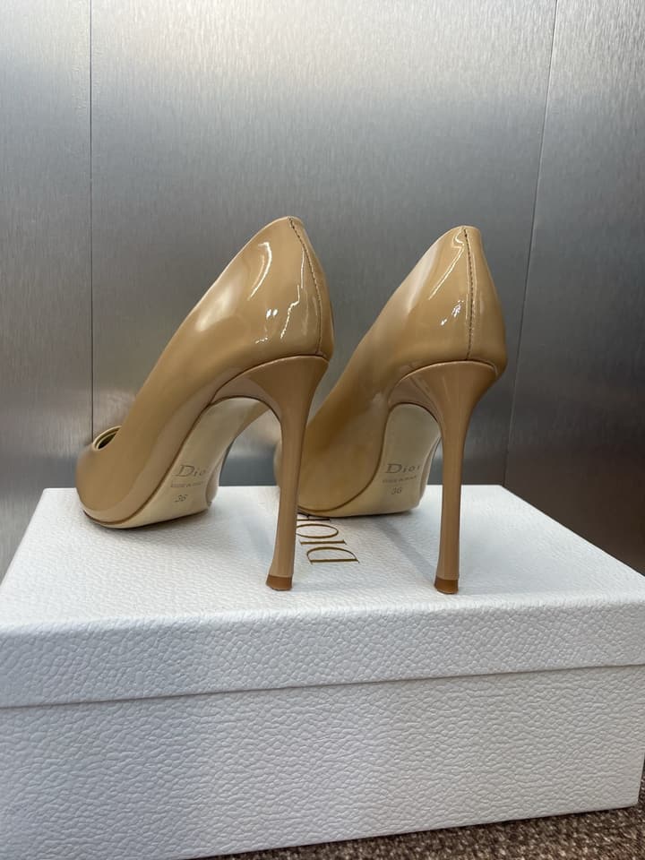 Dior CD Logo Pointed Toe Pumps – 2025 Spring/Summer Haute Couture Collection in Shiny Black Flat