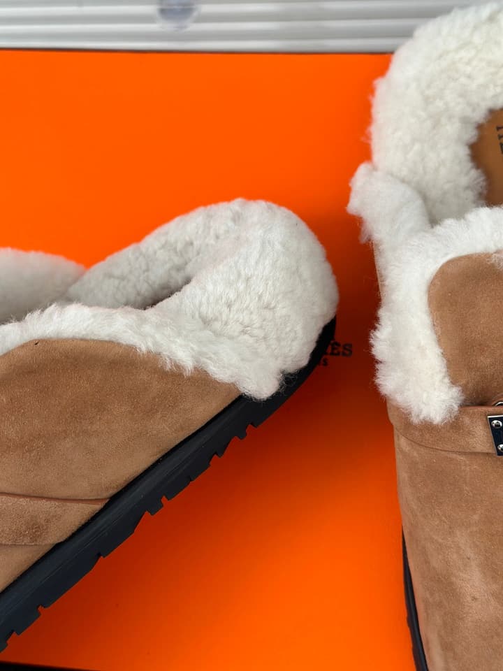 Hermès Kelly Buckle Furry Slippers – Autumn/Winter Collection in Black Suede With White Fur