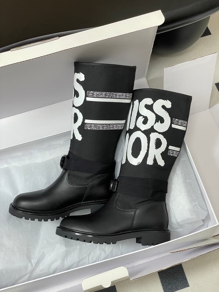 Dior D-Major Graffiti Mid-Tube Combat Boots – Autumn/Winter Collection in Black With White Graffiti