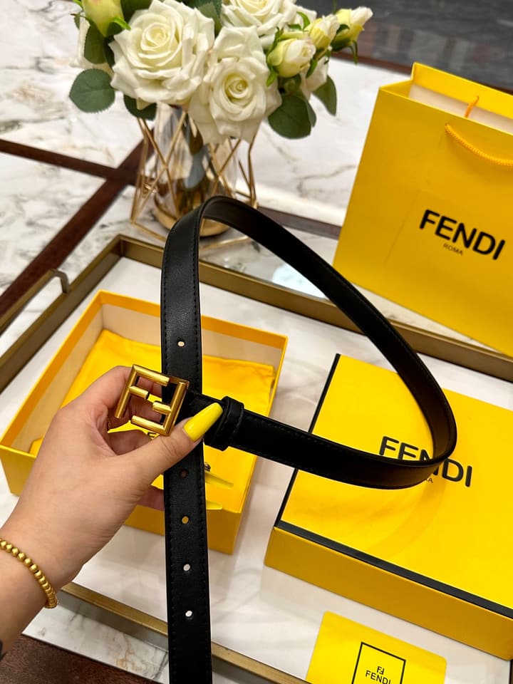 Fendi Classic Leather Belt – 2.5cm in Black Leather With Antique Gold Buckle