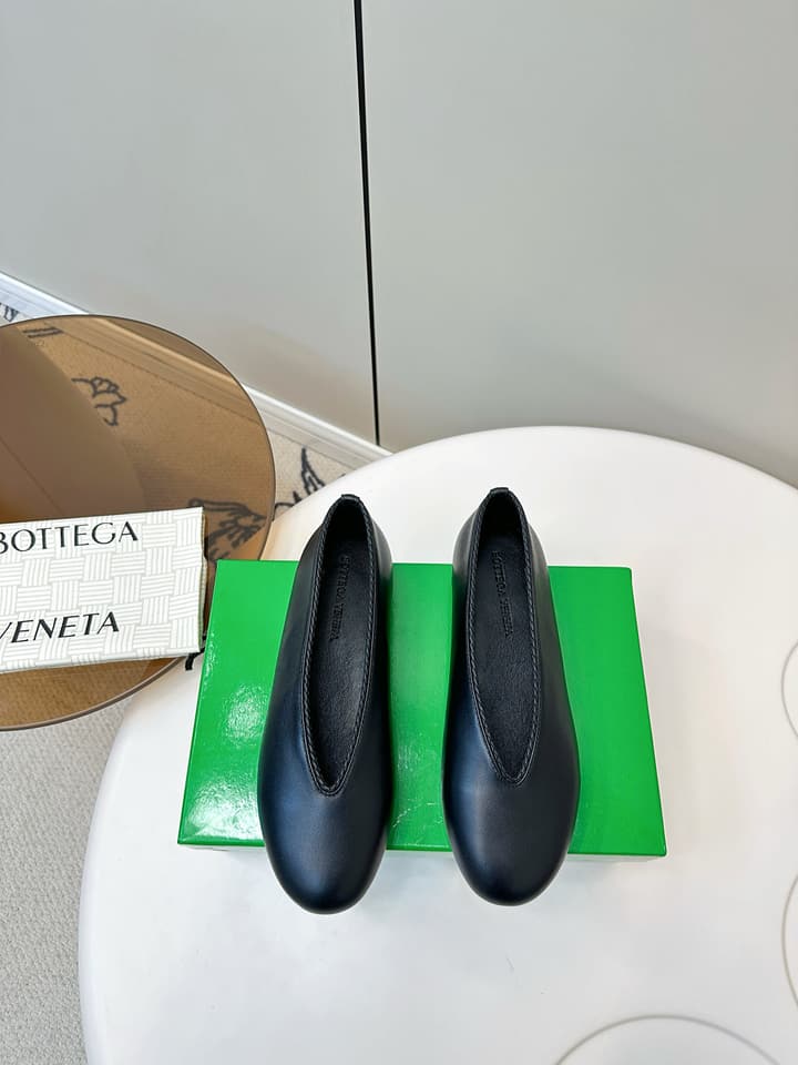 Bottega Veneta Woven Flats – 2025 Collection in Black
