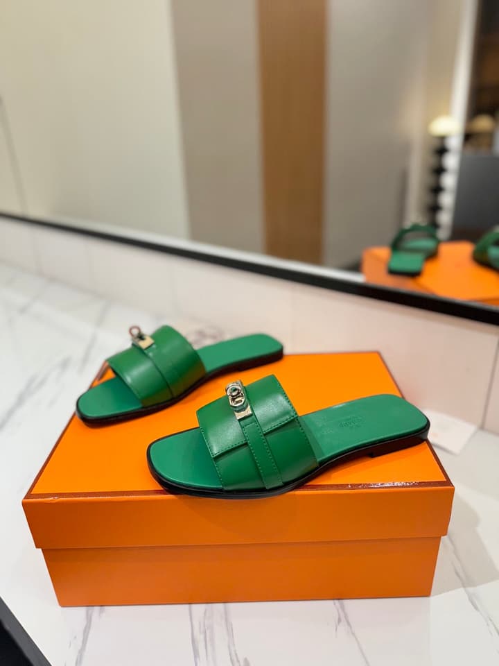Hermès Classic Timeless Leather Sandals in Black