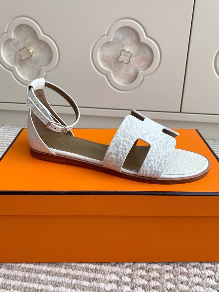 Hermès Santorini Classic H Flat Sandals in Taupe