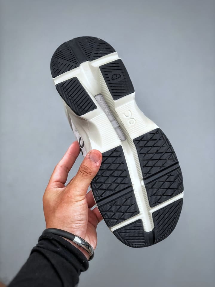 On Cloudpulse Lightweight Running Shoes