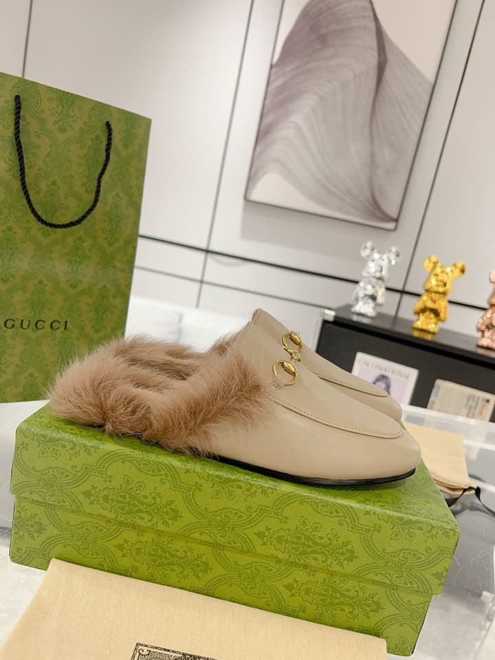 Gucci Toscana Wool Loafers – Autumn/Winter Must-Have in Black Leather With Tan Fur