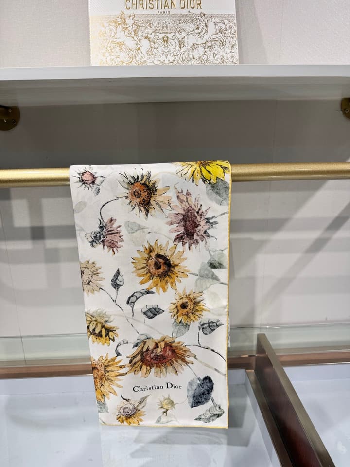 Dior Daisy Reversible Silk Twill Scarf – 2025 Spring Collection