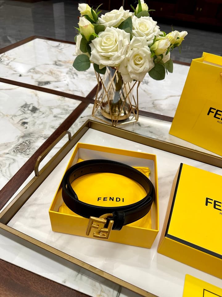 Fendi Classic Leather Belt – 2.5cm in Black Leather With Antique Gold Buckle