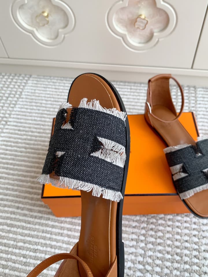 Hermès Santorini Classic H Flat Sandals in Taupe