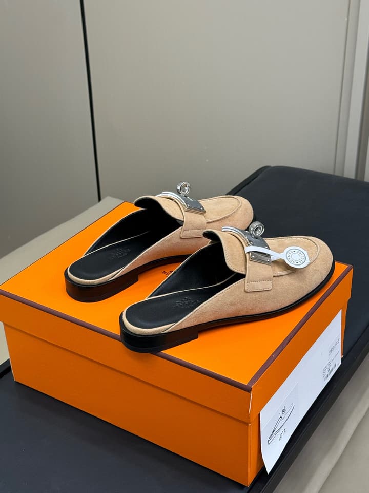 Hermes Kelly Wide Buckle Mules – 2025 Collection in Black
