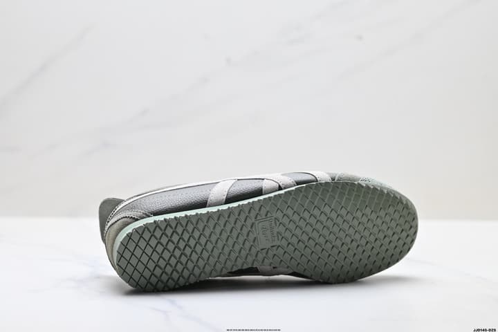 Onitsuka Tiger MEXICO 66 DELUXE NIPPON MADE Sneakers in Deep Sage With Light Grey Stripes