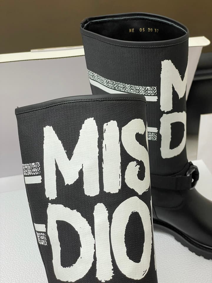 Dior D-Major Graffiti Mid-Tube Combat Boots – Autumn/Winter Collection in Black With White Graffiti