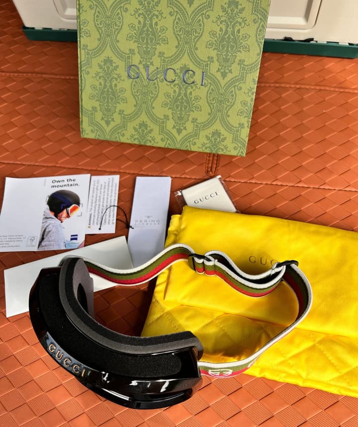 Gucci Luxury Ski Goggles in Black Frame Gucci Stripe