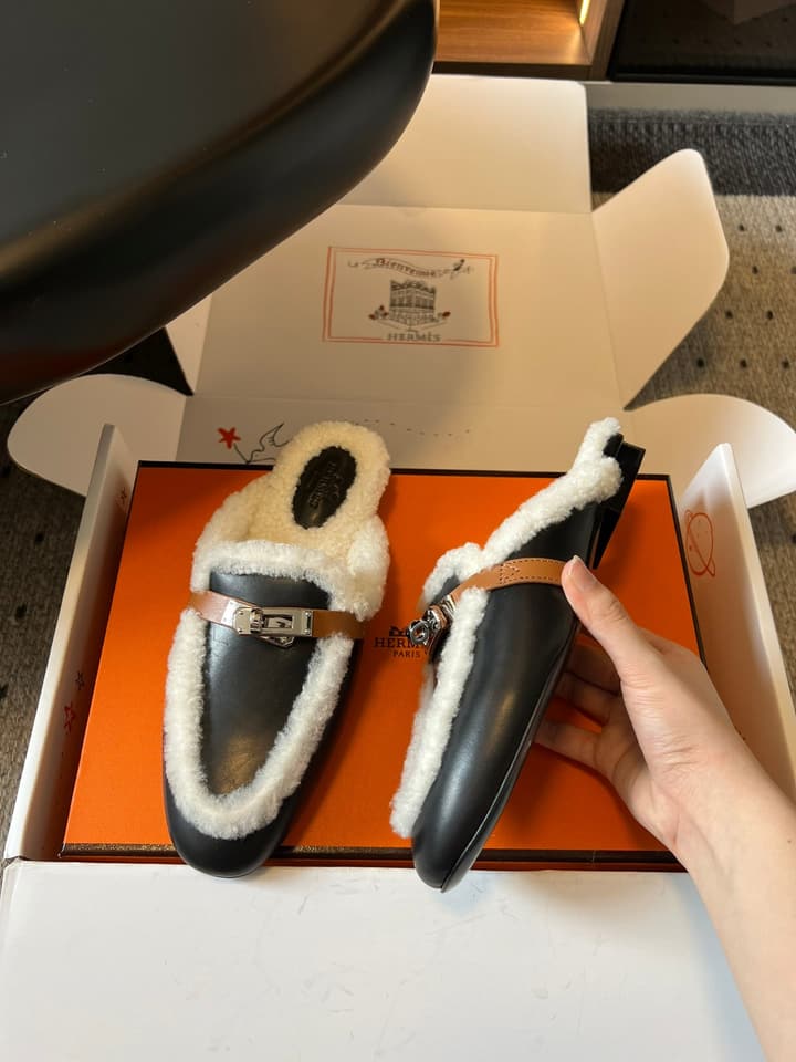 Hermès Leather Mules – 25FW in Black With White Fur