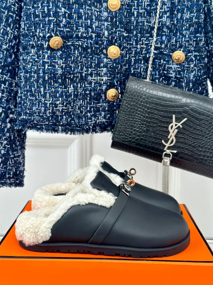 Hermès Kelly Buckle Furry Slippers – Autumn/Winter Collection in Black Suede With White Fur
