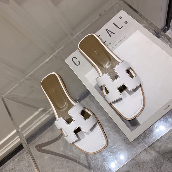 Hermès Oasis H Flat Sandals in Taupe Strap