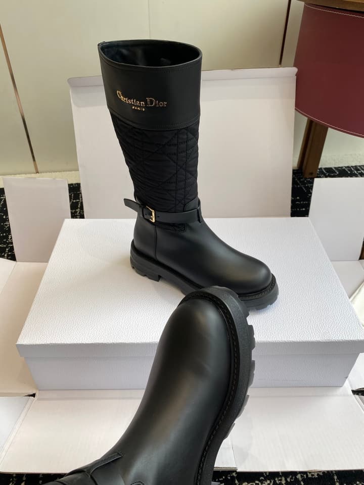 Dior CD D-Major Embroidered Graffiti Knee-High Boots – 2025FW
