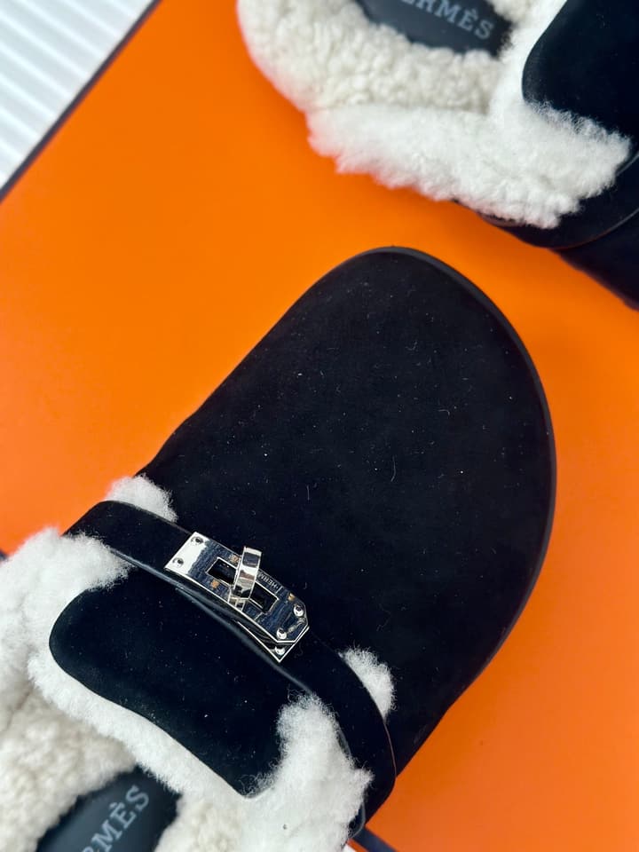 Hermès Kelly Buckle Furry Slippers – Autumn/Winter Collection in Black Suede With White Fur