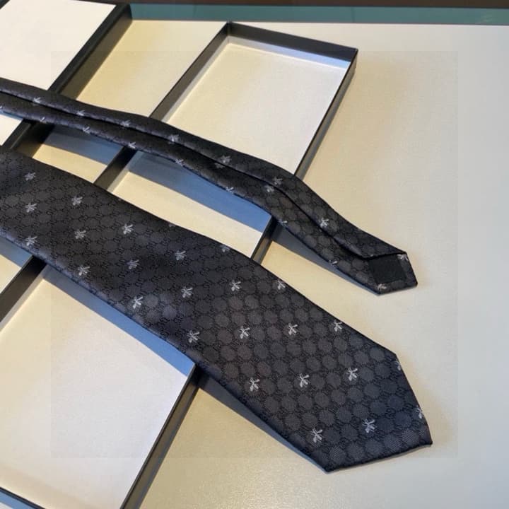 Gucci GG Bee Print Silk Jacquard Tie in Blue