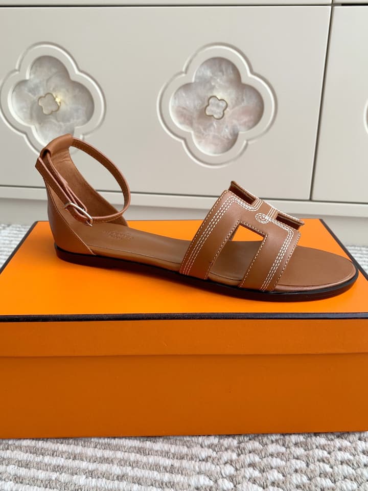 Hermès Santorini Classic H Flat Sandals in Taupe