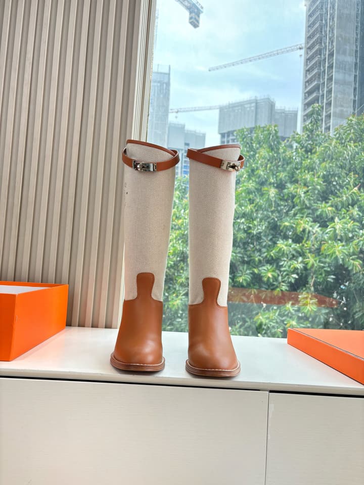 Hermès Classic Knee-High Boots – 2025 Autumn/Winter Collection in Two-tone Tan And Cream