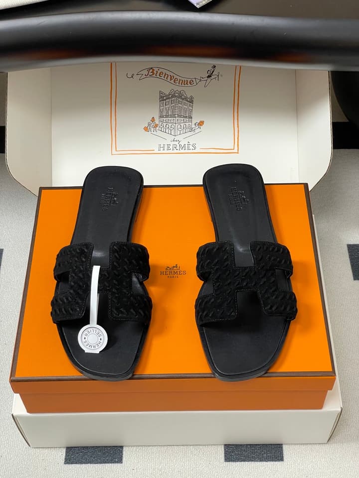 Hermès Oran Woven Suede Sandals – 2025 Collection in Black Leather