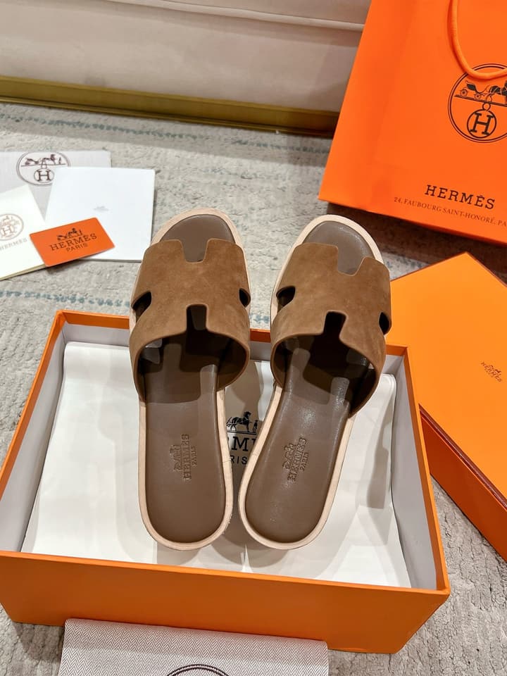 Hermès Wedge Sandals – 2024 Spring/Summer Collection in Bright Red Suede