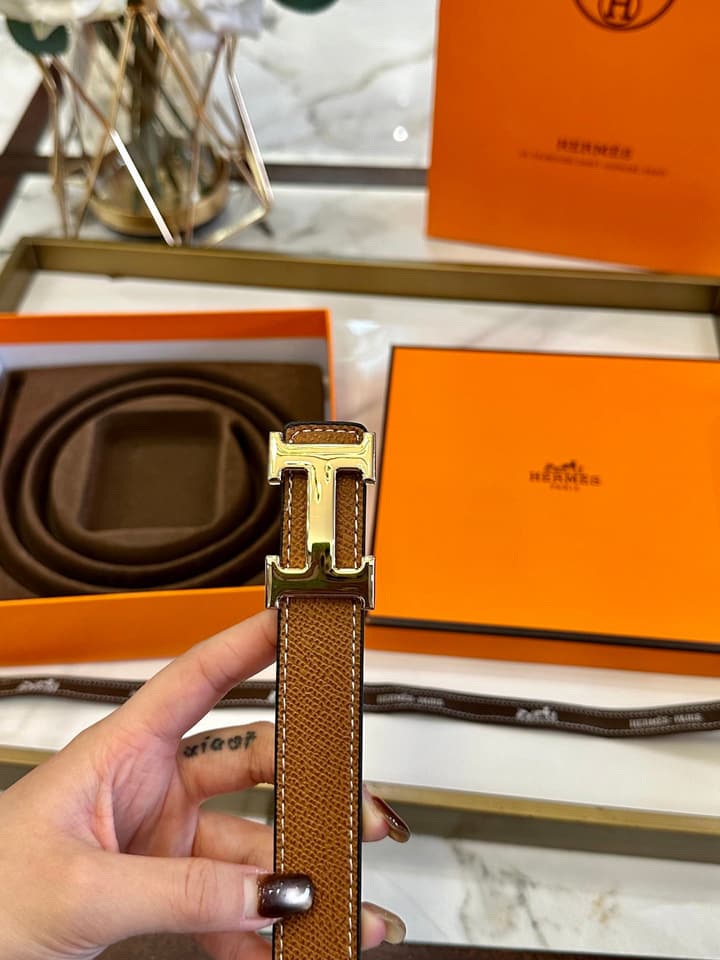 Hermès Classic Leather Belt – 2.5cm in Tan Textured With Polished Gold Buckle