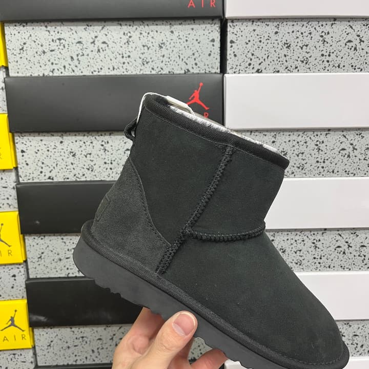 UGG Thick-Soled Low-Cut Fur-Lined Snow Boots in All Black Mini