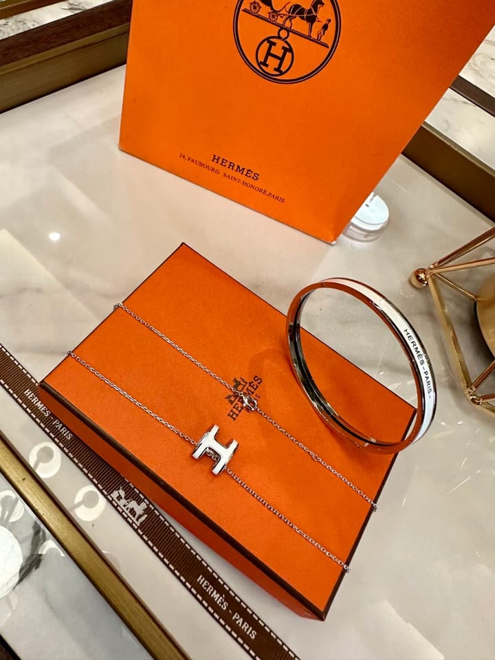 Hermès Oval Enamel 18K Gold Jewelry Set