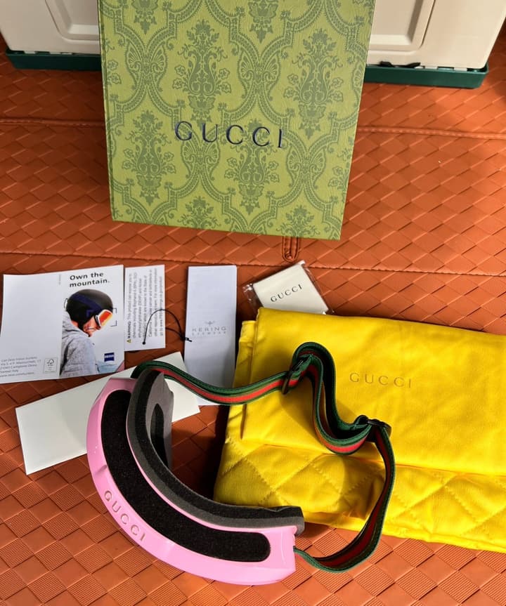 Gucci Luxury Ski Goggles in Black Frame Gucci Stripe