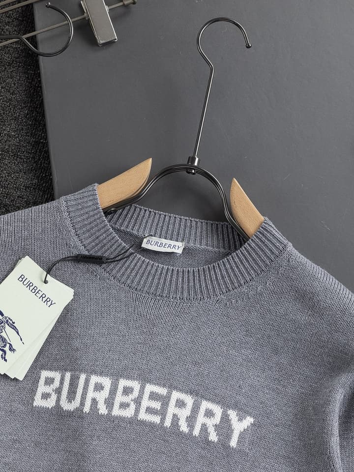 Burberry Equestrian Knight Jacquard Sweater – 25SS in Grey With White Logo