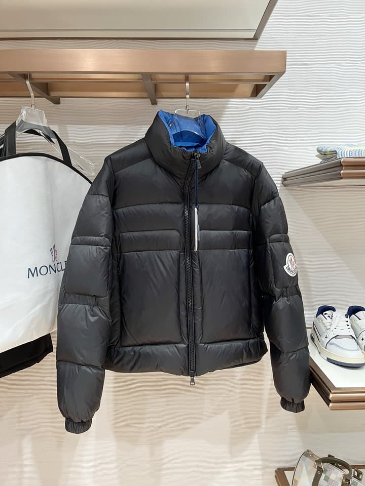 Moncler Designer Puffer Jacket – 2025 Collection in Black With Blue Lining