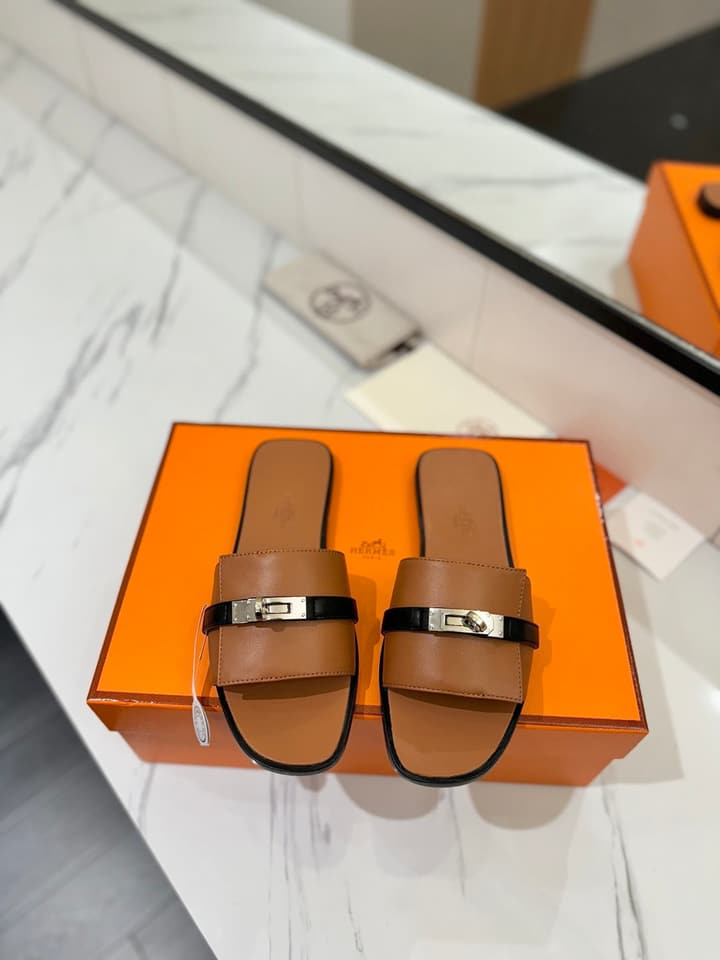 Hermès Classic Timeless Leather Sandals in Black