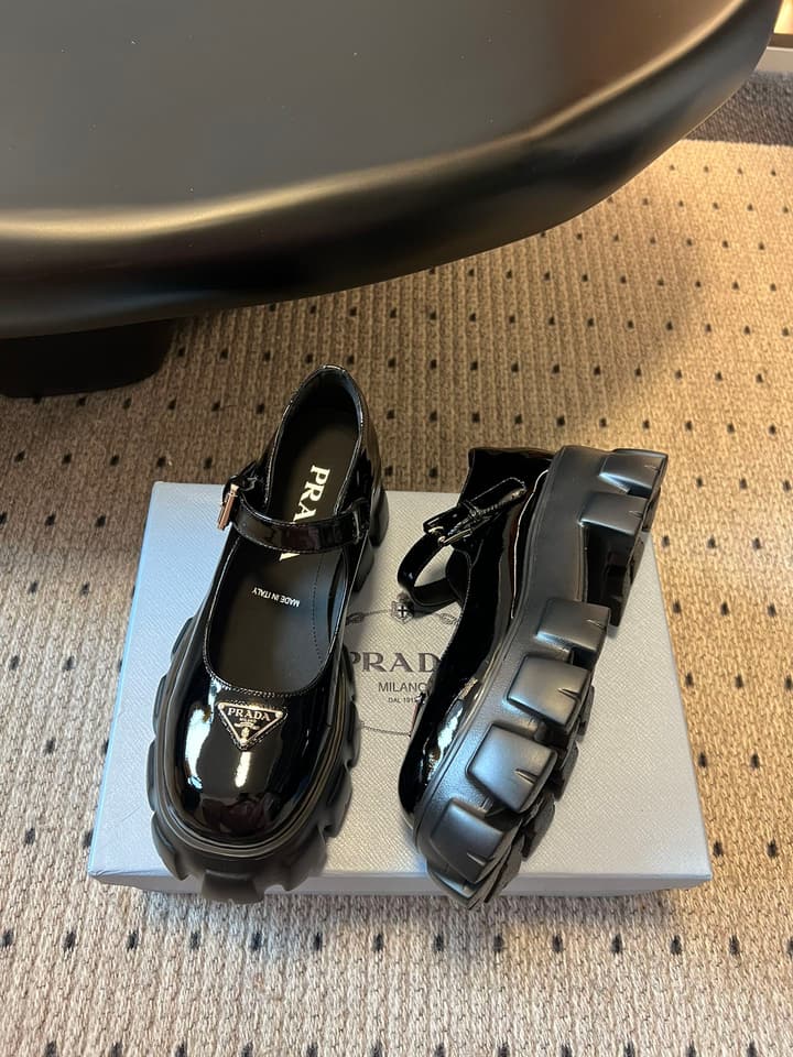 Prada Thick-Soled Mary Jane Shoes – 25SS in Glossy Black