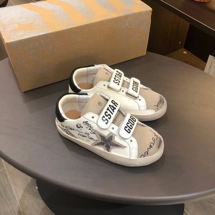 Golden Goose Kids Distressed Sneakers – Kids Collection in White With Black Heel And Grey Star