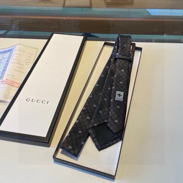 Gucci GG Bee Print Silk Jacquard Tie in Blue