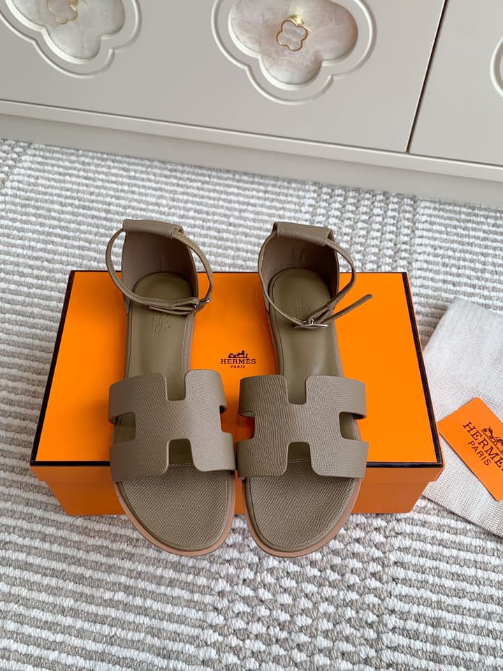 Hermès Santorini Classic H Flat Sandals in Taupe