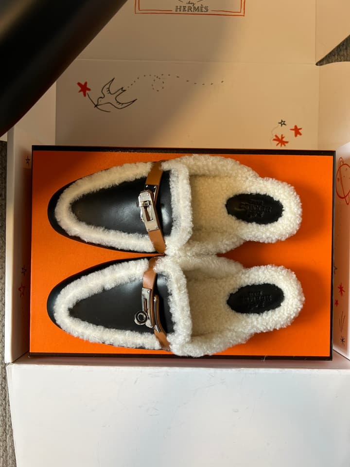 Hermès Leather Mules – 25FW in Black With White Fur