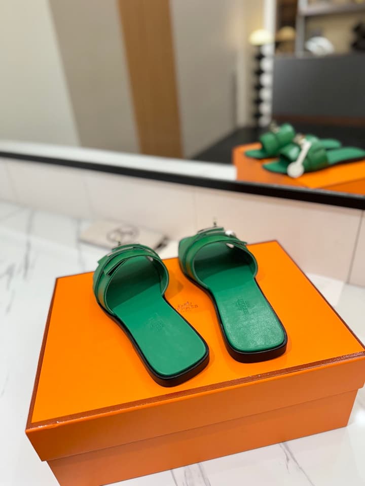 Hermès Classic Timeless Leather Sandals in Black