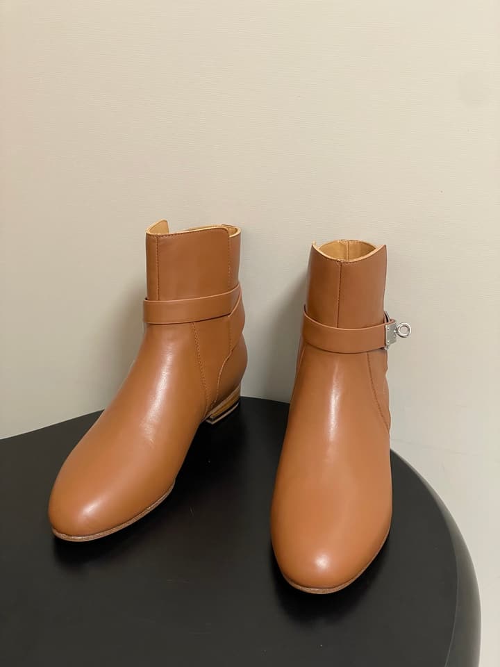 Hermès Neo Kelly Buckle Ankle Boots – 25FW in Black Leather