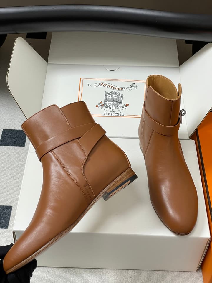Hermès Neo Kelly Buckle Ankle Boots – 25FW in Black Leather